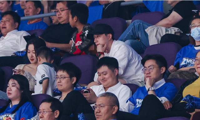 夏露携2子观战北京龙队给老大讲解总决新葡京娱乐人生赢家!马龙和美丽妻子(图4)