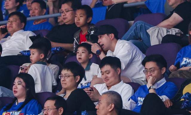 夏露携2子观战北京龙队给老大讲解总决新葡京娱乐人生赢家!马龙和美丽妻子(图6)