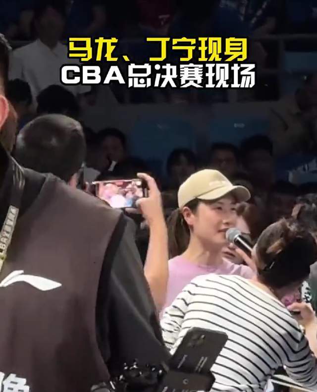 夏露携2子观战北京龙队给老大讲解总决新葡京娱乐人生赢家!马龙和美丽妻子(图7)