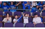 夏露携2子观战北京龙队给老大讲解总决新葡